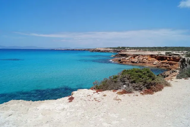 Vivere a Formentera: spiaggia, casa vacanze, mare – il gioiello della Spagna