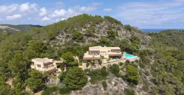 Luxus Villa mitten im Hügel Ibizas