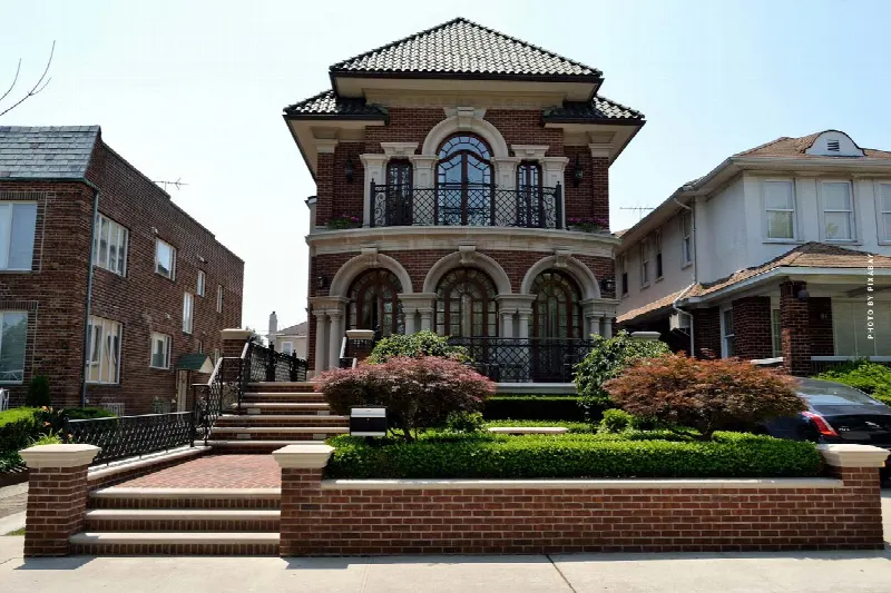 Agenti immobiliari di lusso USA: condominio, casa e investimento