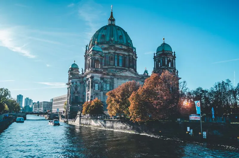 Vendere una proprietà a Berlino: appartamento, terreno o condominio, costi, procedura & Co.