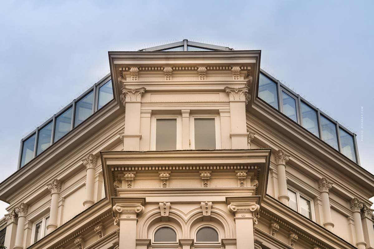 Bestandsimmobilie mit eleganter Fassade, Erker und offenem Dachgeschoss