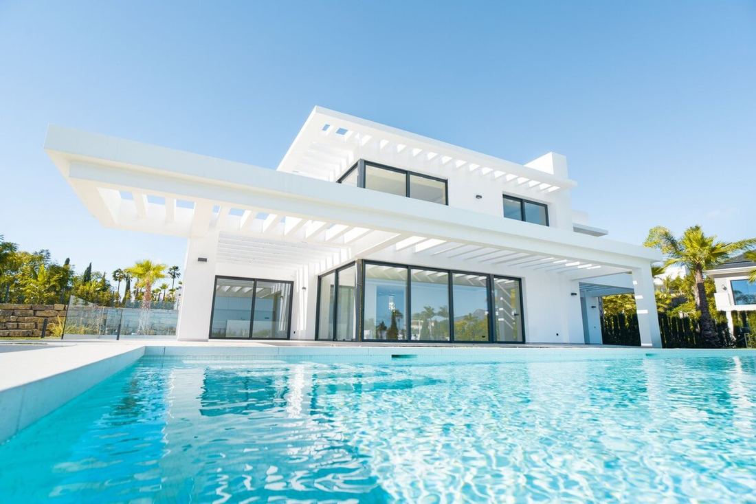 Villa moderna bianca con piscina