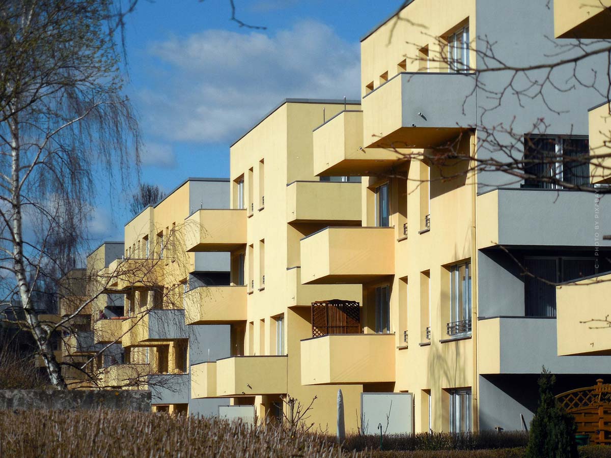 type-real-estate-invest-house-condo-apartment-townhouse-buy-rent-financing-costs-advantages-rows-building