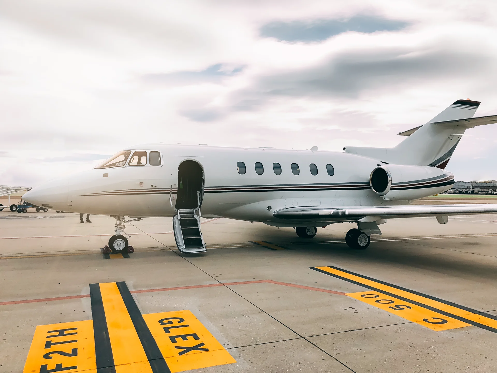 Business jet privato davanti al terminal FBO dell'aeroporto
